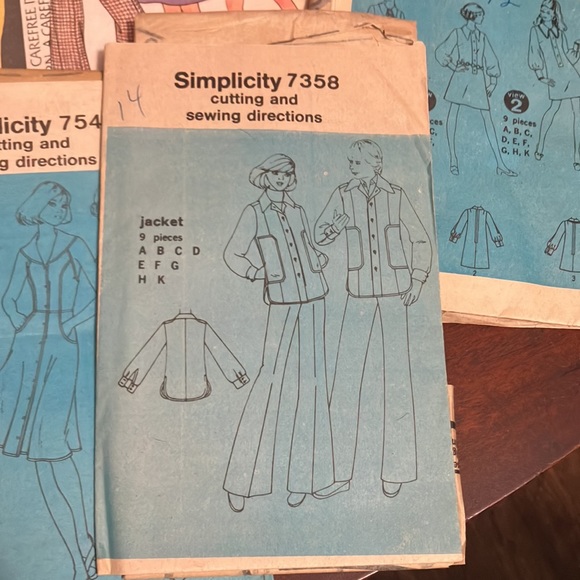 Lot of 9 Vintage 1970s Sewing Patterns Sizes 10, 12, 14 - Picture 2 of 10